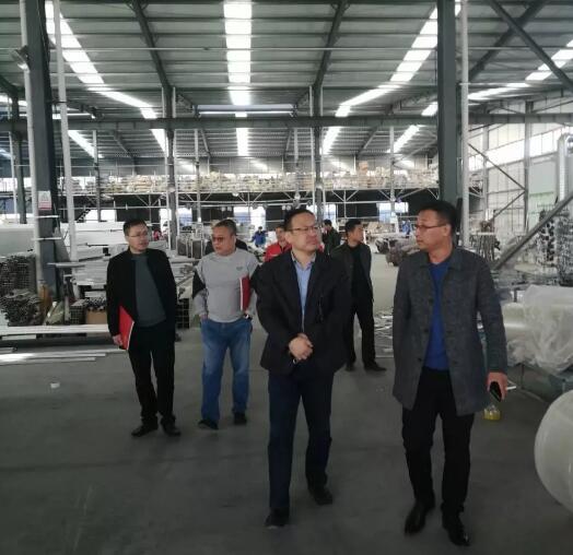 在高總的陪同下，協(xié)會一行參觀了昌茂鋁藝的生產(chǎn)車間及展廳