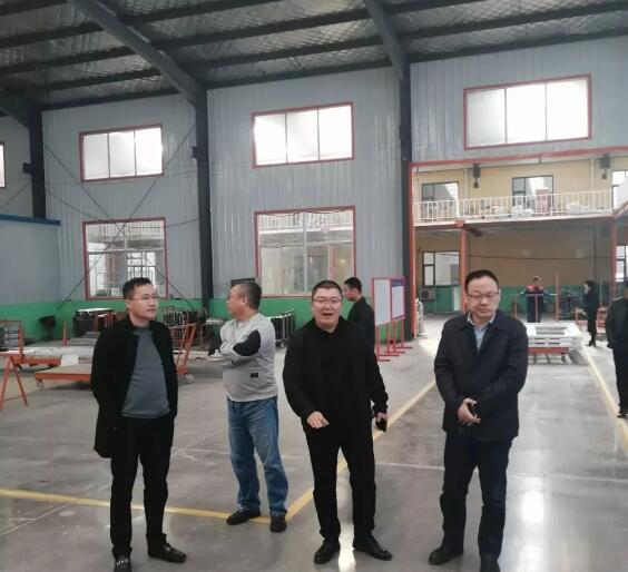 在陳總的陪同下，協(xié)會一行參觀企業(yè)生產(chǎn)車間