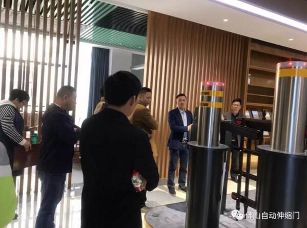 百思德智能設(shè)備公司汪志平執(zhí)行會(huì)長(zhǎng)組織會(huì)員單位參觀了展廳