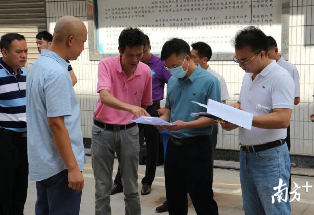 調(diào)研人員對(duì)位于站前路人民銀行東側(cè)的立體車庫進(jìn)行調(diào)研