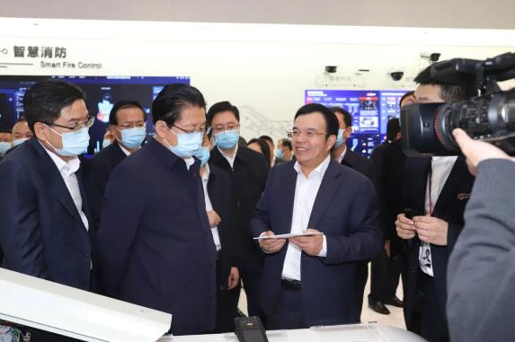 傅利泉圍繞城市、企業(yè)數(shù)智化實(shí)踐進(jìn)行成果匯報(bào)