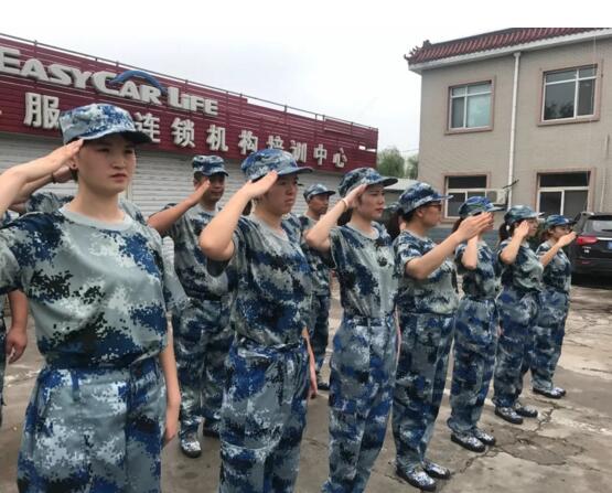 唱軍歌、站軍姿