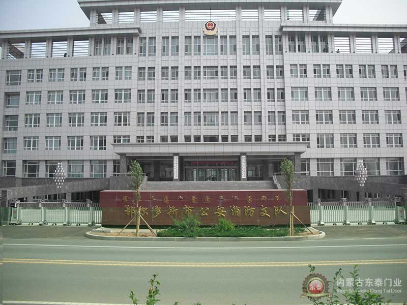 鄂爾多斯公安消防支隊伸縮門案例 - 中出網(wǎng)-智能出入口門戶