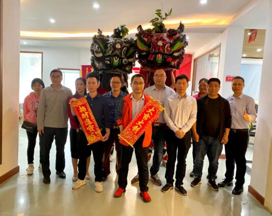 黎總對(duì)公司及全國(guó)經(jīng)銷(xiāo)商集體和個(gè)人的辛苦努力表示衷心感謝并送上祝福