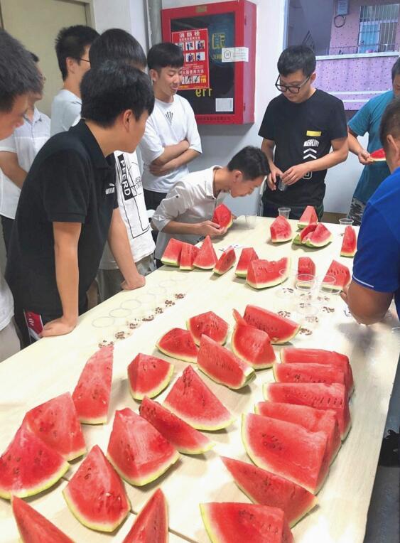 炎熱的午后，公司為大家準(zhǔn)備的“嘻瓜”趣味活動