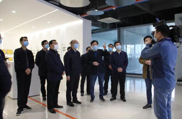 省委常委、副省長吳曉軍聽取劉潤根介紹公司經(jīng)營情況