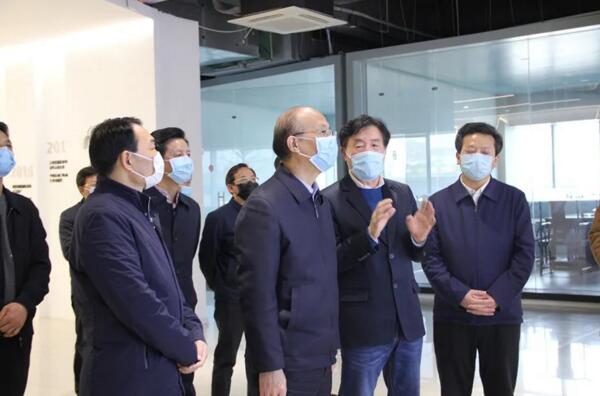 省委常委、副省長吳曉軍聽取劉潤根介紹公司“智慧工廠”建設
