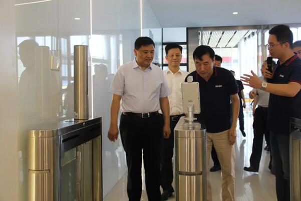 市委常委、市委組織部部長李鎮(zhèn)發(fā)一行在劉潤根董事長的陪同下參觀了形象展示廳