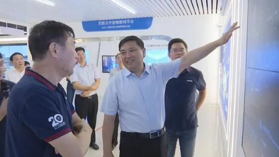 市委常委、市委組織部部長李鎮(zhèn)發(fā)詳細了解百勝基于出入口人車智慧管理的系統(tǒng)解決方案