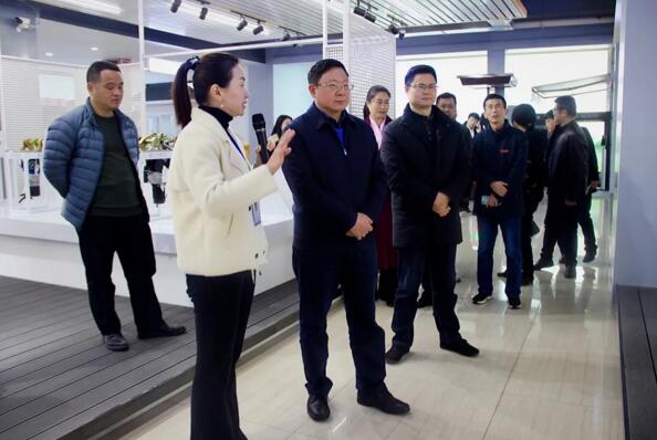 南航黨委領導一行在“平安校園”場景展示區(qū)駐足、問詢