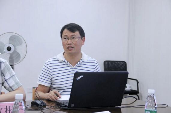 公司副總經理熊祥向省金融監(jiān)管局、市金融辦領導一行匯報了城市級智慧停車項目的綜合解決方案