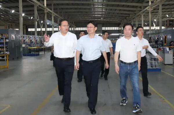 市長萬廣明一行參觀百勝生產(chǎn)車間