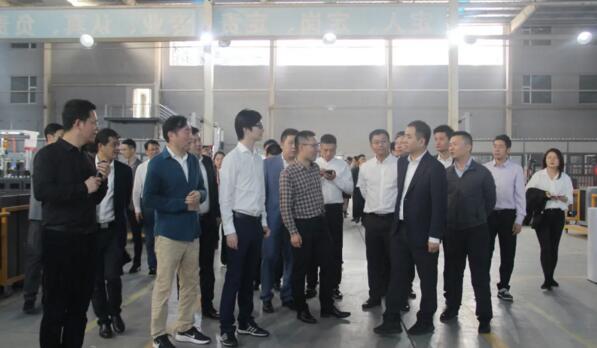 江西省委、省青年企業(yè)家協(xié)會(huì)嘉賓一行實(shí)地考察百勝小藍(lán)制造基地生產(chǎn)車(chē)間