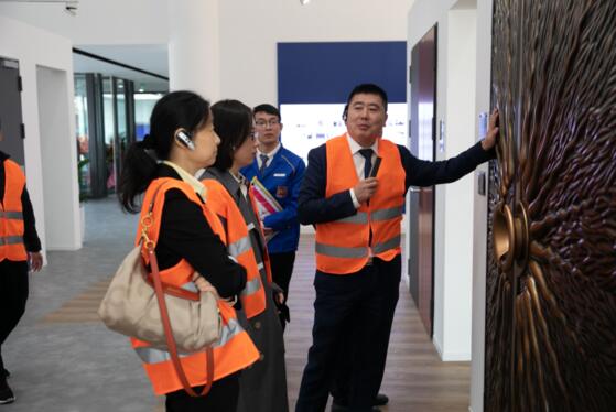到場嘉賓在專業(yè)人員的引導(dǎo)下，進(jìn)行工廠和展廳參觀