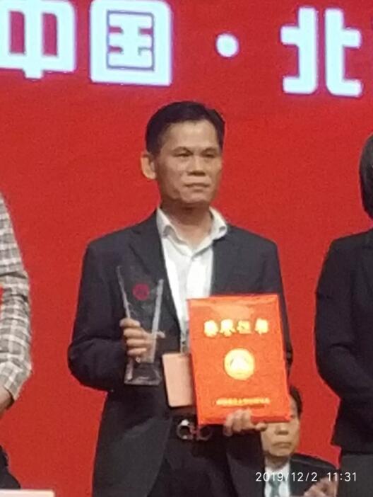雙喜臨門：伸縮門“金嘉豪杯”十大品牌冠名、中國建筑金屬結(jié)構(gòu)協(xié)會(huì)行業(yè)新銳人物獎(jiǎng)！
