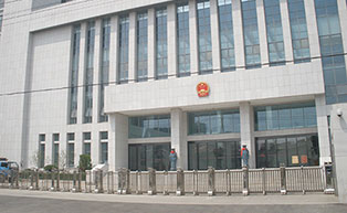 濟(jì)寧市中級人民法院東門伸縮門工程案例 - 中出網(wǎng)-智能出入口門戶