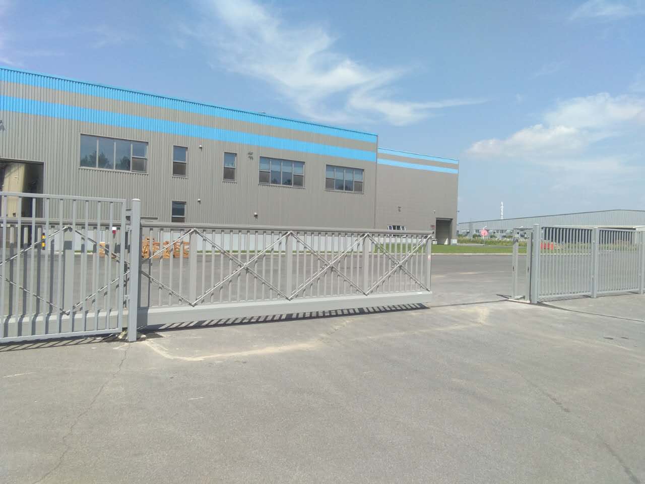 南北德信懸浮門順利進駐歐福科技（沈陽）有限公司大門口
