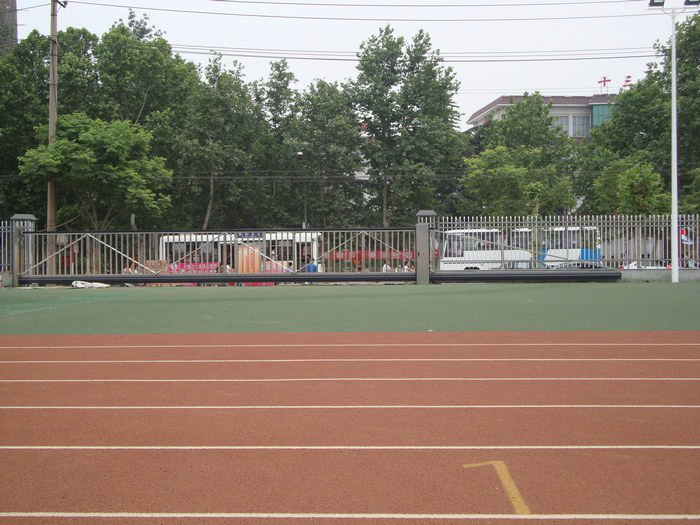 邯鄲市峰峰礦區(qū)市十三中學(xué)體育場(chǎng)信賴(lài)南北德信懸浮折疊門(mén)