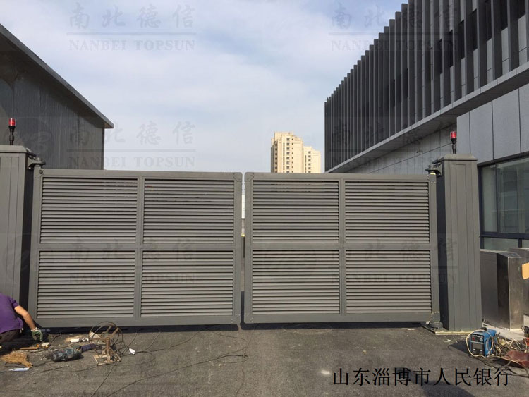 山東淄博市人民銀行開泰LB智能平開門工程案例 - 中出網(wǎng)-智能出入口門戶