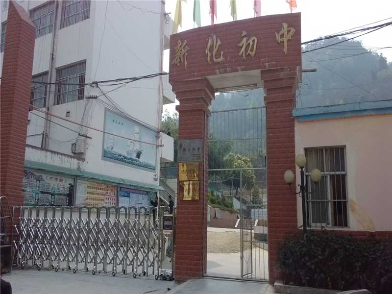 百色新化中學(xué)電動伸縮門案例 - 中出網(wǎng)-智能出入口門戶