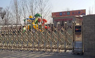 盛世昌?。蛻舭咐?-電動伸縮門）——杉水生態(tài)幼兒園 - 中出網(wǎng)-智能出入口門戶