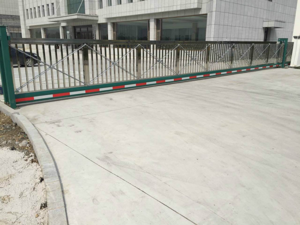 長(zhǎng)春CM735不銹鋼304 27米超長(zhǎng)懸浮門(mén)工程案例 - 中出網(wǎng)-智能出入口門(mén)戶(hù)