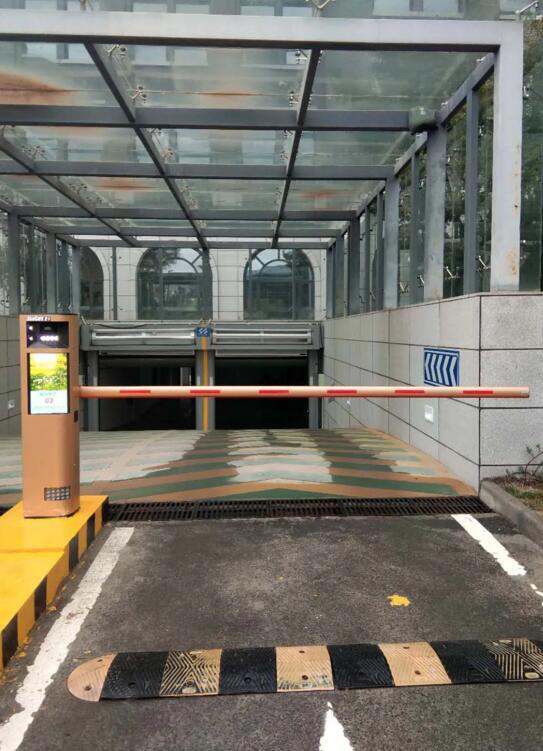 藍(lán)卡LCD高速車(chē)牌識(shí)別道閘一體機(jī)
