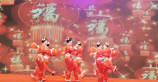 開場(chǎng)舞：《張燈結(jié)彩過(guò)大年》