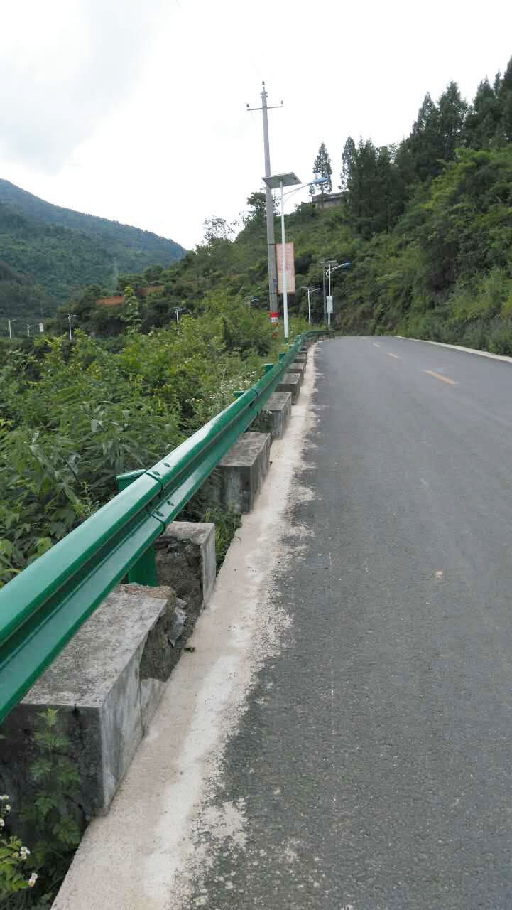 高速公路護(hù)欄廠家