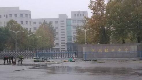 濟南稼軒初級中學(xué)選用濟南出安智能伸縮門