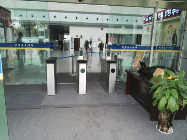 濟(jì)寧出安智能人行通道翼閘進(jìn)駐濟(jì)寧機場