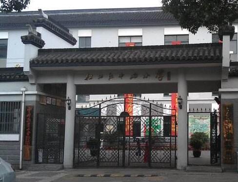 中山出安智能為松江區(qū)中山小學添上鐵藝大門