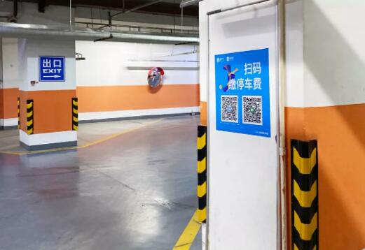 無牌車車主可掃描控制機(jī)上的動態(tài)二維碼，順利實(shí)現(xiàn)出入場。