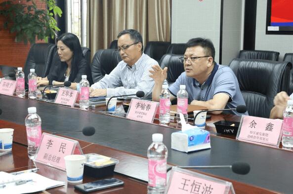 捷順科技總經理趙勇、副總經理何軍向李喻春一行作了工作匯報