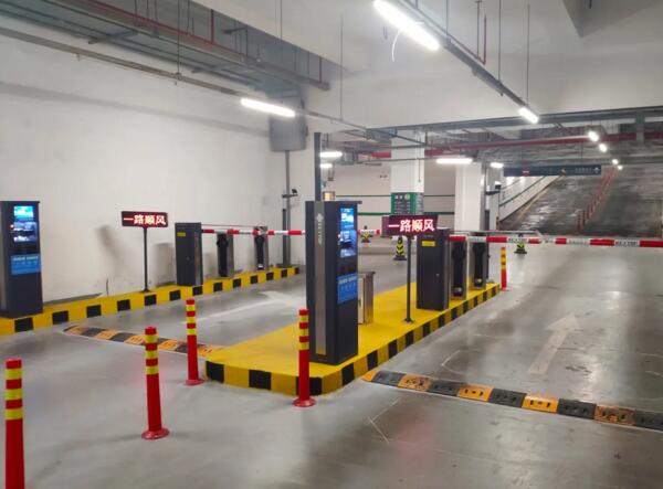 虹橋天地、龍湖天街以及虹橋萬(wàn)科停車場(chǎng)出入口均采用車牌識(shí)別