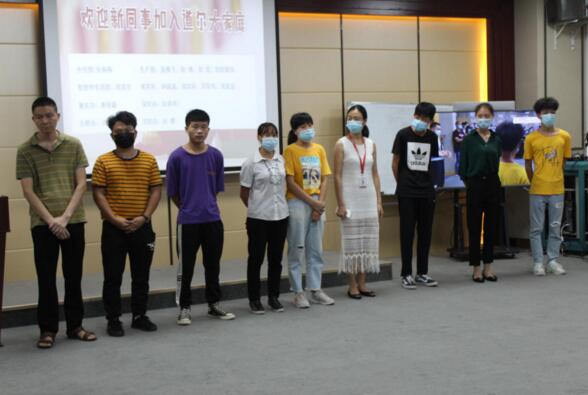 王總的簡短講話為生日會(huì)揭開序幕