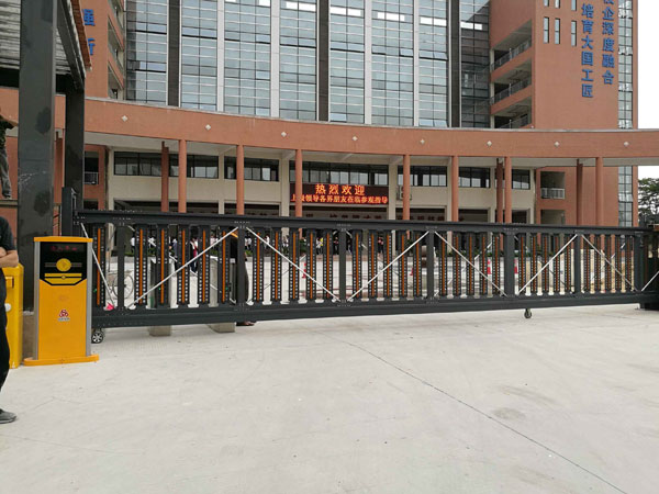 自貢市育才小學(xué)校直線平移門案例 - 中出網(wǎng)-智能出入口門戶
