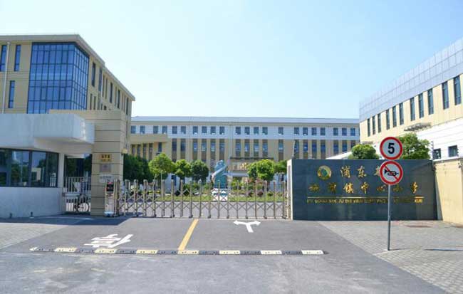 浦東施灣鎮(zhèn)中心小學伸縮門案例 - 中出網-智能出入口與停車充電門戶
