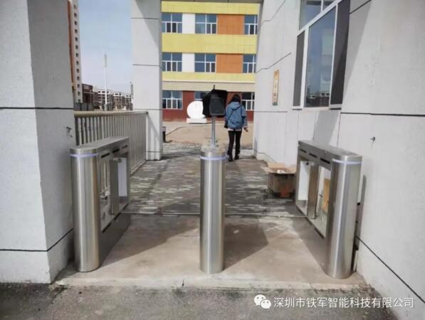 臨河區(qū)第七小學出入口安裝鐵軍智能人臉識別通道閘系統(tǒng)
