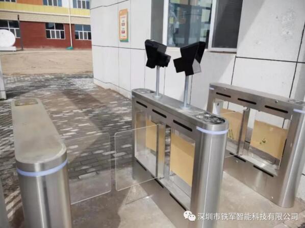 臨河區(qū)第七小學出入口安裝鐵軍智能人臉識別通道閘系統(tǒng)