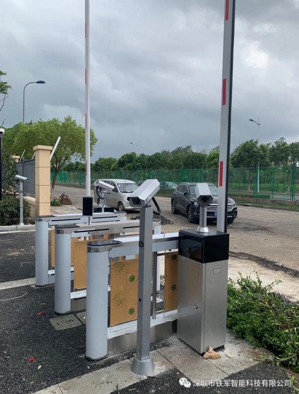 上海浦東國際機(jī)場應(yīng)用鐵軍智能人臉識別豪華擺閘