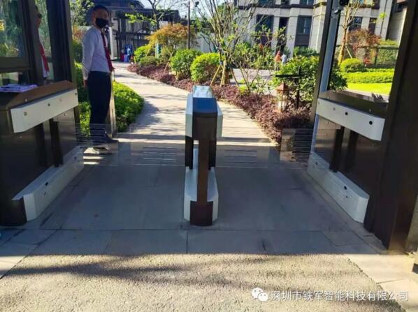 淮安院子二期應(yīng)用鐵軍智能烤漆擺閘