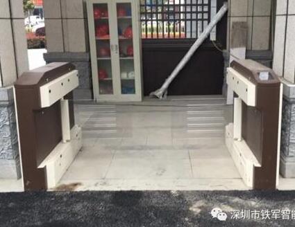 鐵軍智能貼合淮安院子府系精髓，設(shè)計了中式院墅專用烤漆擺閘