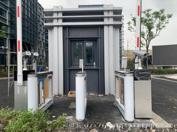 上海浦東國際機(jī)場應(yīng)用鐵軍智能人臉識(shí)別豪華擺閘