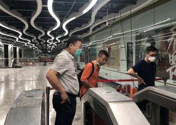 智能軌道交通業(yè)務群集成事業(yè)部總經(jīng)理張獻現(xiàn)場指導