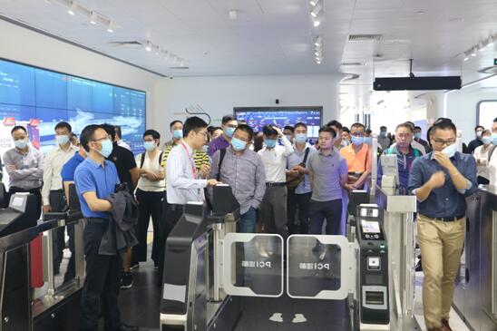 投資者體驗(yàn)指紋、人臉識(shí)別過閘機(jī)