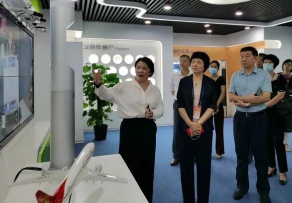 廈門市人大常委會副主任陳紫萱一行調(diào)研瑞為，寄語瑞為深耕產(chǎn)業(yè)不放松