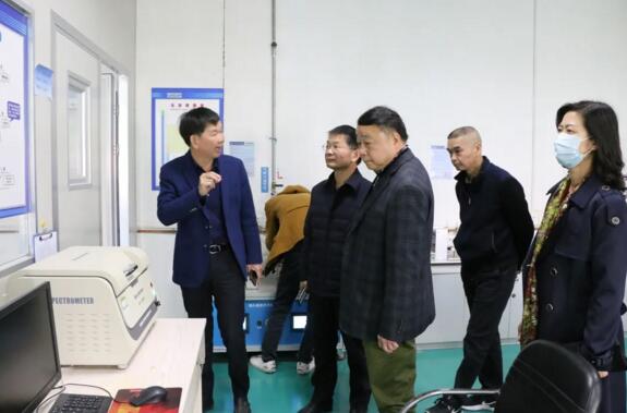 在陳董、鐘總等公司領導的陪同下，陳主任一行先后參觀了立林生產車間和實驗室