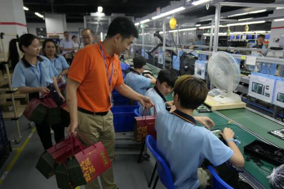 立林制造中心組織開展送禮盒、包粽子系列活動