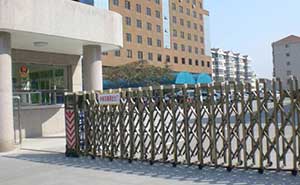 開發(fā)區(qū)建設(shè)大廈伸縮門案例 - 中出網(wǎng)-智能出入口與停車充電門戶